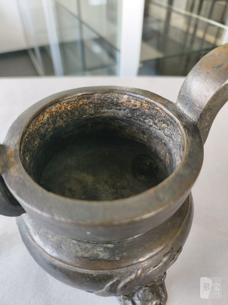 Two bronze incense burners, one on three legs, the second in the shape of a 'fang ding' - 图27